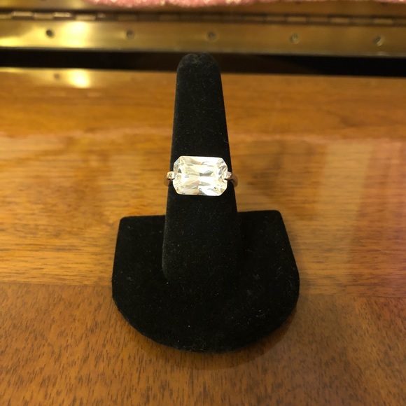 Women’s size 8 silver ring with CZ stone - Picture 1 of 3